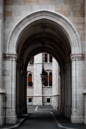 Одна из арок в здании парламента Будапешта