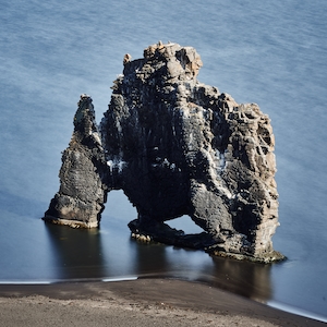 Арка Хвицеркур, Исландия, скалы в море 