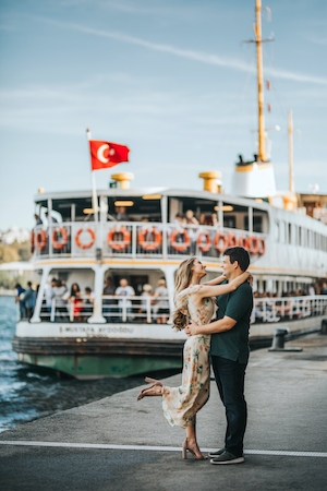 влюбленная пара на фоне корабля в Стамбуле 