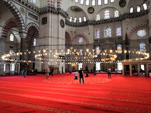 красный ковер в турецкой мечети 