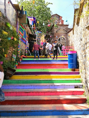 цветная лестница в Стамбуле 