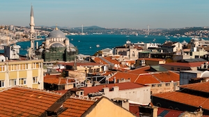 Панорама Стамбула с крыши днем 