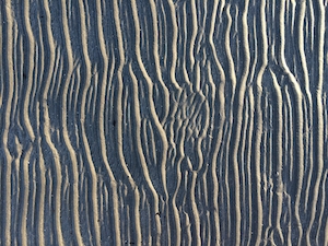Текстура песка, когда река встречается с морем, фото с высоты 