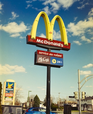 рекламные плакаты на билборде Макдональдса 