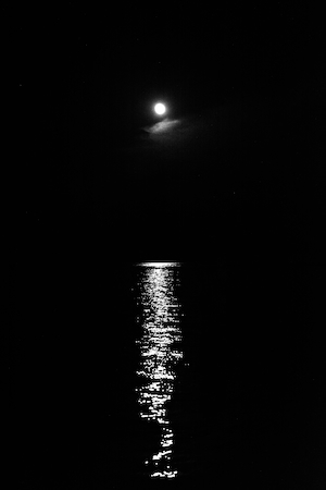 полная луна на темном небе над морем, лунная дорожка 