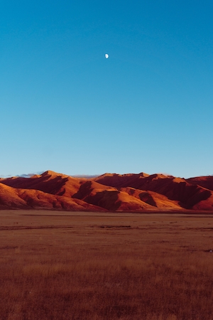 Сцена в сумерках в пустыне, песчаная дюна, пески в пустыне, пейзаж в пустыне 