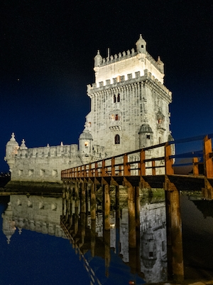 Крепостная башня ночью, вид снизу