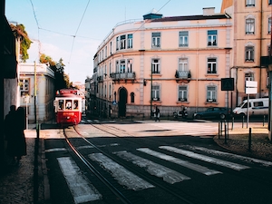Красный трамвай на улице днем 