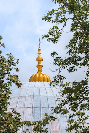 Золотой шпиль мечети 