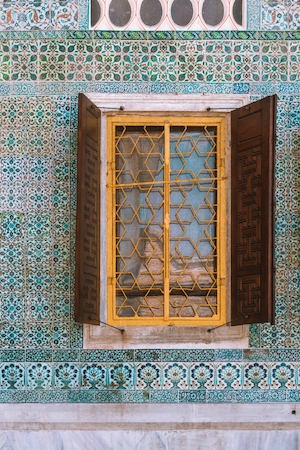 узорчатое окно с золотой решеткой 