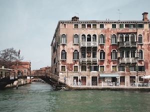 Канал в Венеции днем, здания на воде