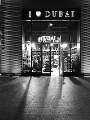 черно-белый кадр магазина в Дубае