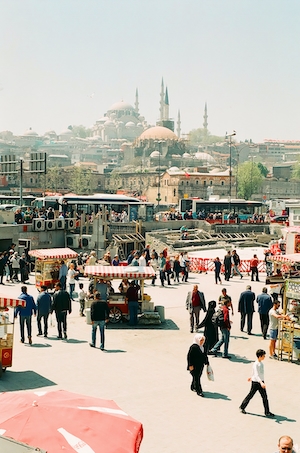 Мечеть в Стамбуле днем, кадр с торговой площади