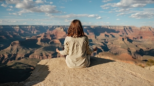 горный пейзаж, каньон днем, панорама каньона, девушка медитирует на фоне каньона 