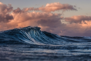 морская волна на закате, крупный план 