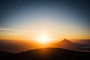 Восход солнца на вулкане Эль-Хойо, небо на восходе, восходящее солнце, градиент на небе, облака во время восхода 
