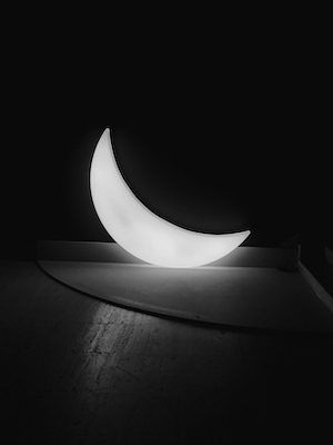 изображение ночника "луны" на черном фоне 