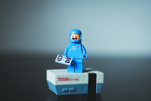 Бенни со своей Nintendo (3D-печатная NES), лего игрушка 