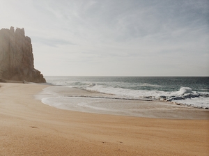 песчаный пляж, море, небо, скала 