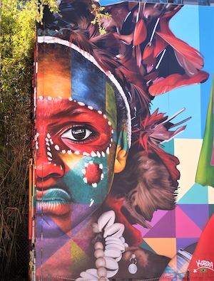 граффити на стене, африканские мотивы 