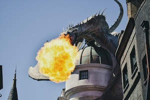 Дракон Гринготта, извергающий пламя на здании Universal Studios