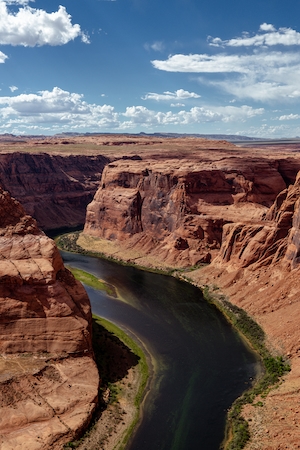 красные скалы каньона, горный пейзаж, небо, река 