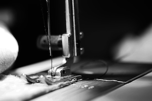 Черно-белое изображение иглы швейной машины