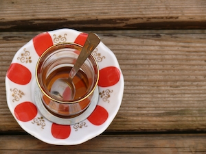 Турецкий чай в национальной посуде 