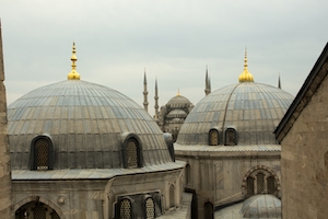 Вид из собора Святой Софии на мечеть Султанахмет.