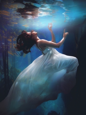 девушка в белом платье под водой, фотосессия 