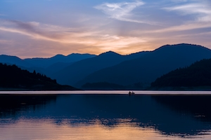Закат на озере, окруженном горами 