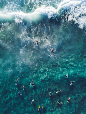 фото морских волн с пеной с высоты, серфингисты на море 