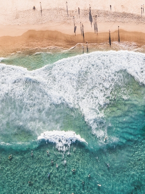 фото морского побережья с песчаным пляжем с высоты, люди на пляже 