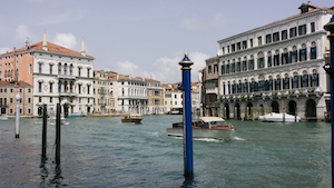 Канал в Венеции на днем, здания на воде, лодки
