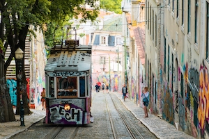 Трамвай на улице 