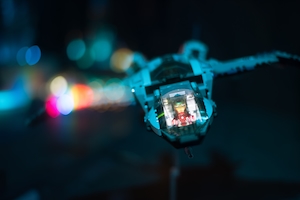 игрушка лего в виде героя Марвел в космическом корабле 
