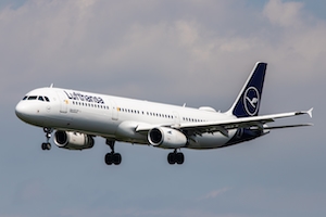 Lufthansa завершает заход на посадку в аэропорту, Самолет в небе, полет самолета