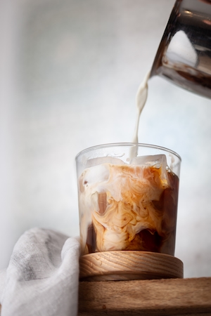 Кофе со льдом и молоком в стеклянной чашке 