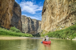 река в каньоне, ущелье с рекой, красная лодка 