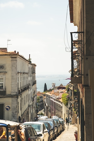 Панорама улицы в Лиссабоне днем 