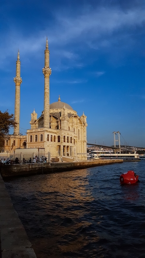 Стамбул с воды днем 