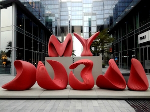 Красная скульптура в Дубае