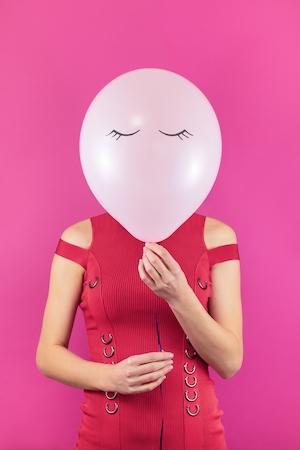 "Настроение понедельника" - Женщина с воздушным шаром вместо лица.