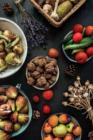 Плоская фотография в стиле еды из сырых, органических, полезных продуктов с маком и лавандой на фоне черного мрамора.