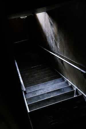 Перспектива, черная лестница вниз, железные перила