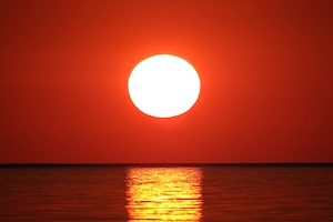 большое красное солнце над морем 
