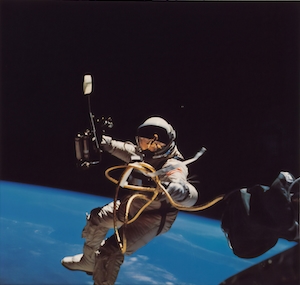 1965. Джеймс Макдивитт, Эд Уайт, Внекорабельная деятельность (EVA), Джемини 4 [Выход в открытый космос], космонавт в открытом космосе 