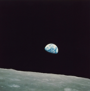 Первый подъем на Землю, "Аполлон-8", 1968, планета на черном фоне 