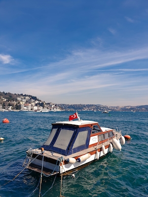 Маленькая лодка в гавани Стамбула, Турция.
