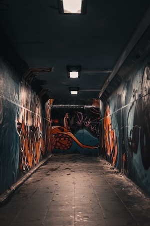 граффити на стене подземного тоннеля 